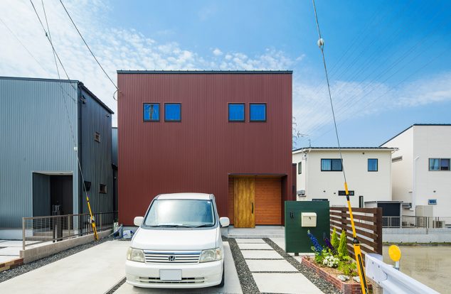 赤色ガルバリウムでボックス型の外観　